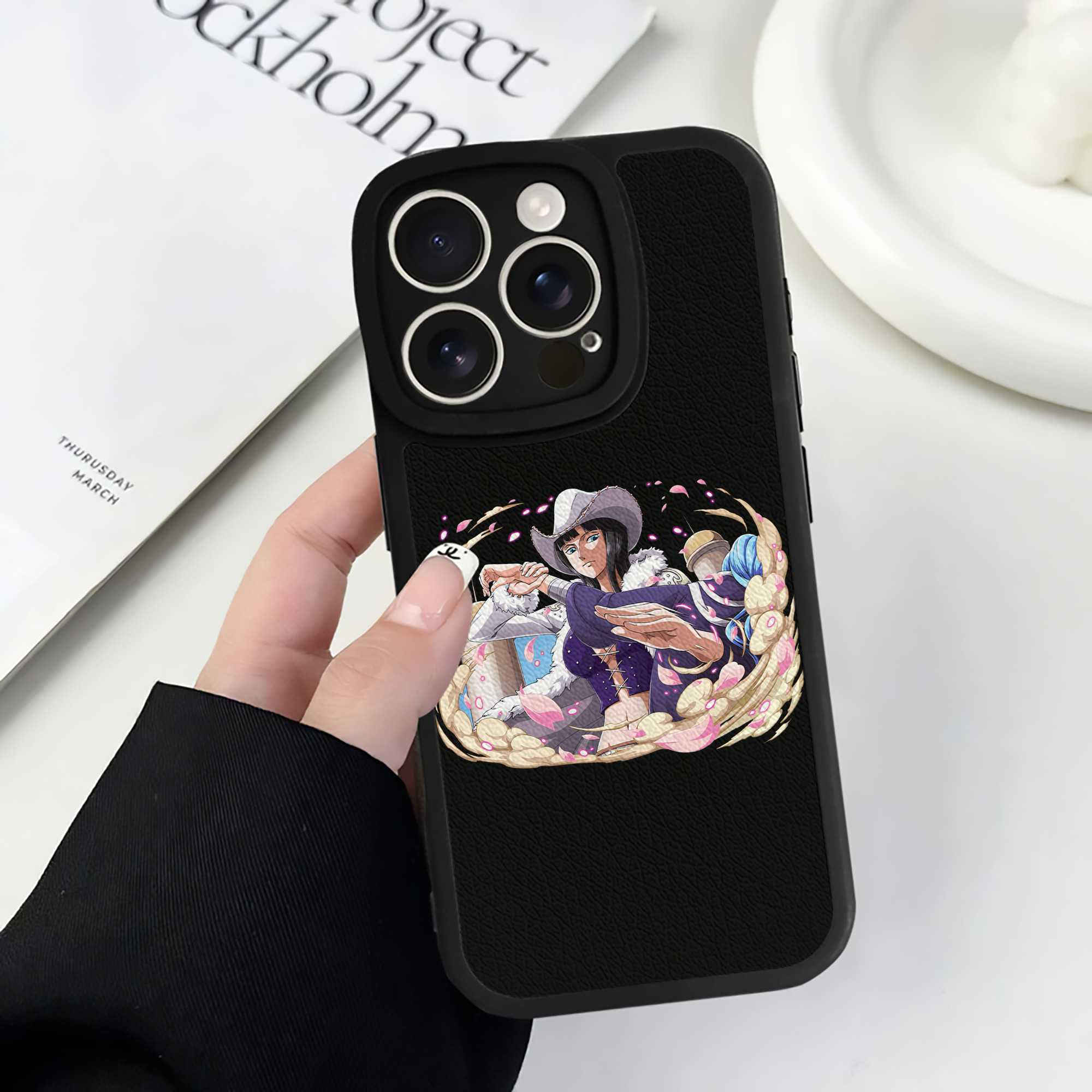 （画像用） ワンピース ニコ・ロビン ONE PIECE Nico Robin 【iPhone 16シリーズ対応】シリコンスマホケース（レザー調） 材質：シリコン